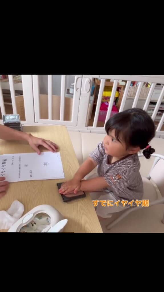 嘆くテトラさんと、自分でできるという強い意志を感じさせる娘ちゃん