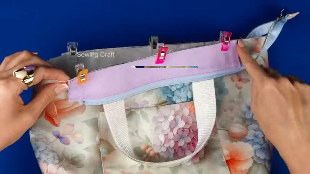 ファスナーパーツを本体表地に縫い付ける位置（画像はYouTubeチャンネル「Sewing Craft」より引用）