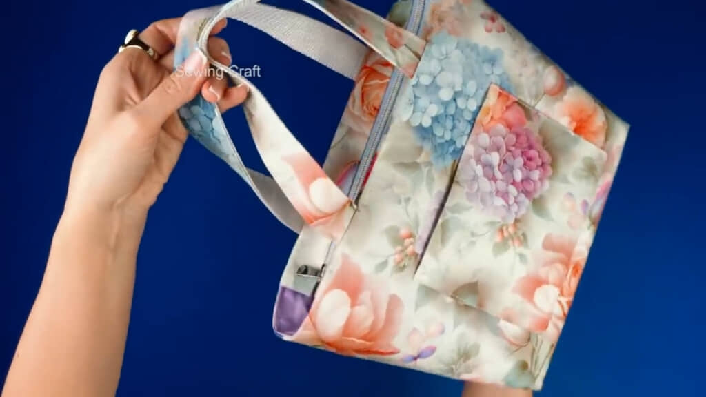 おしゃれでかわいらしいハンドバッグが完成（画像はYouTubeチャンネル「Sewing Craft」より引用）