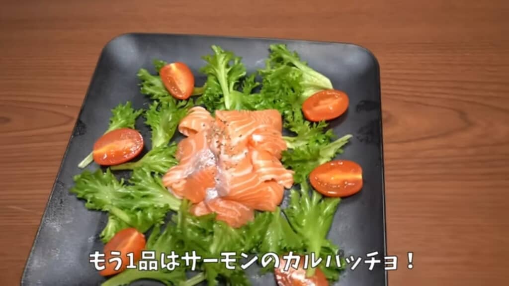 レタスを土や水で育てていく
