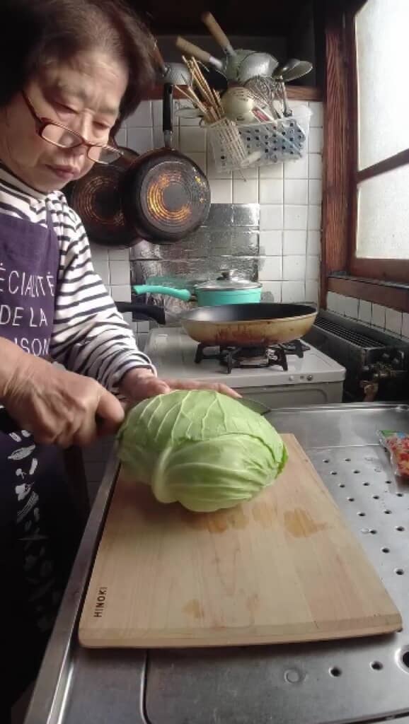 大きなキャベツを半分にカット