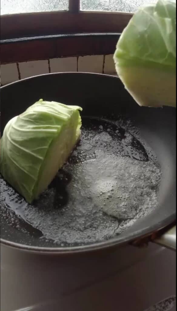 バターを溶かしたフライパンで焼き目を付けます