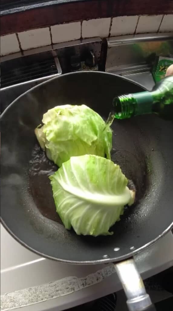 白ワインをまわしかけ蓋をして蒸し焼きに