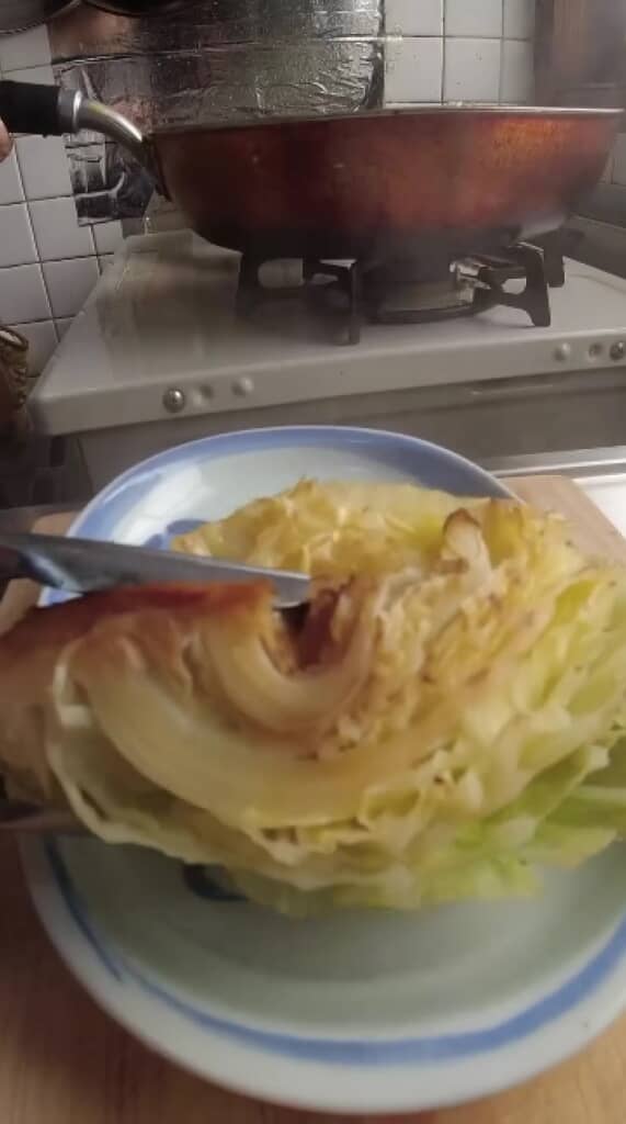 焼けたキャベツはお皿に盛り付けます