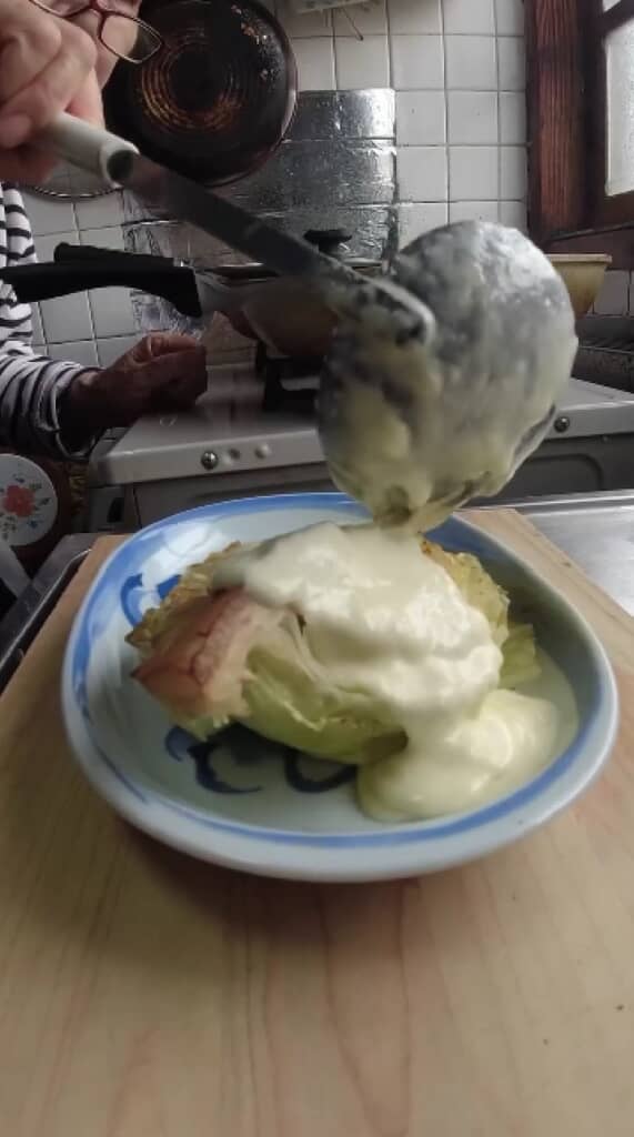キャベツにたっぷりチーズソースをかけます