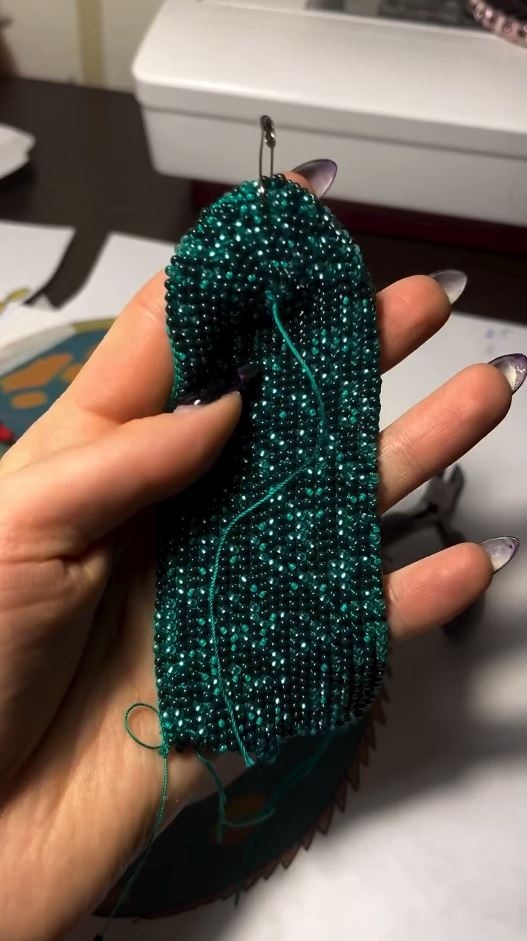 美しいグリーンとネイビーのビーズを大量につなげていく