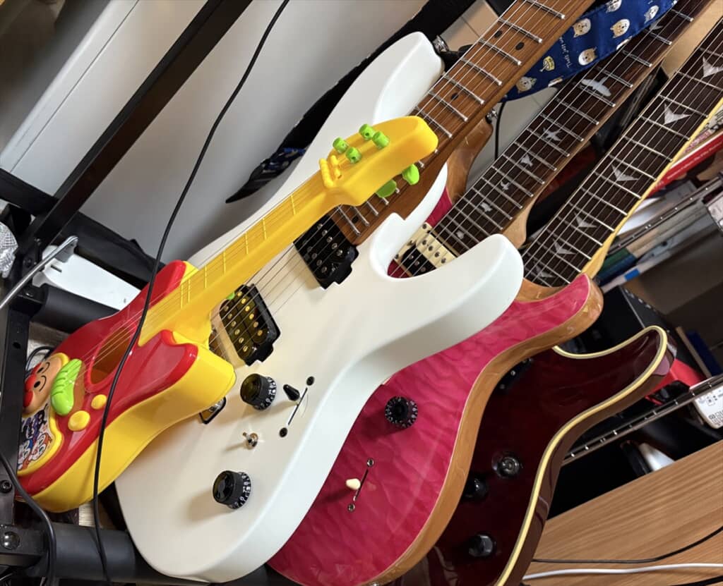 ギターを弾くママの真似をする2歳娘のかわいい行動