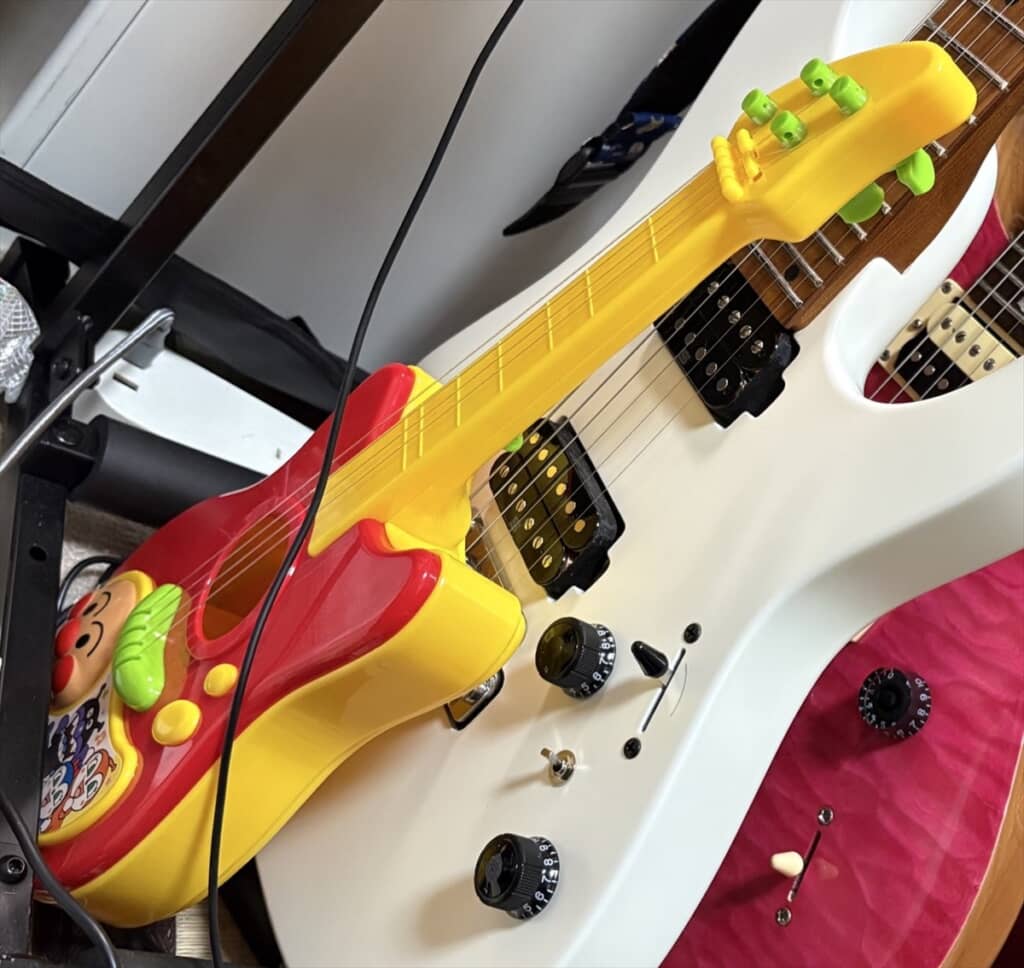 ギターを弾くママの真似をする2歳娘のかわいい行動