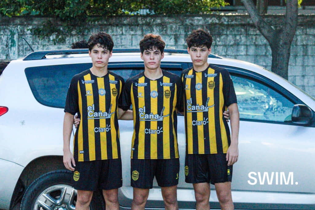 青年になった三つ子たち
