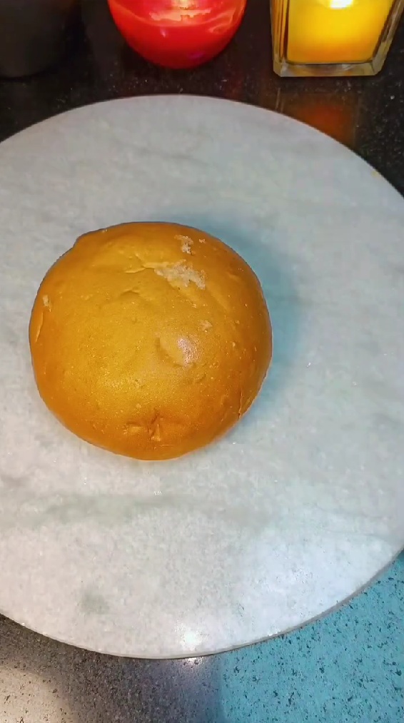 丸いふわふわのパンを用意