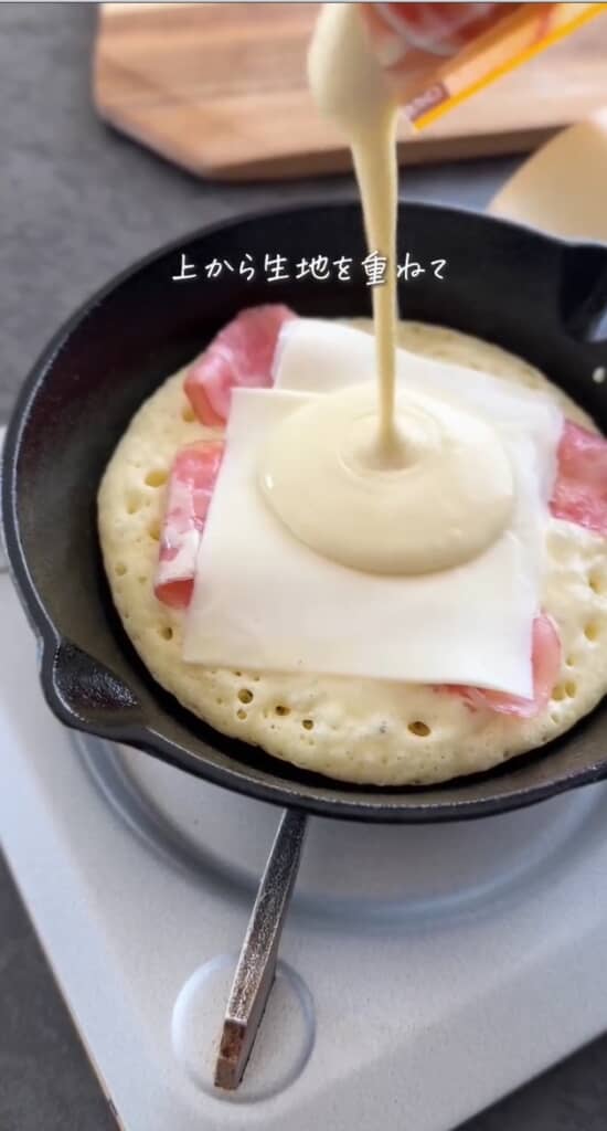 生地の上に好きな具材のせてその上から残りの生地をかけます