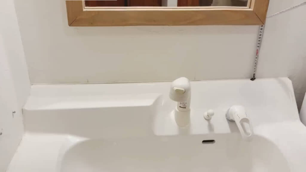 今回取り掛かる、洗面台の鏡の下にあるスペース