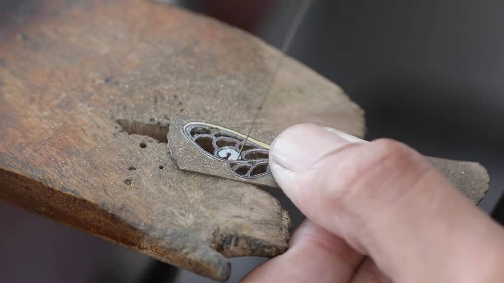 繊細な技術で羽の模様を切り抜き