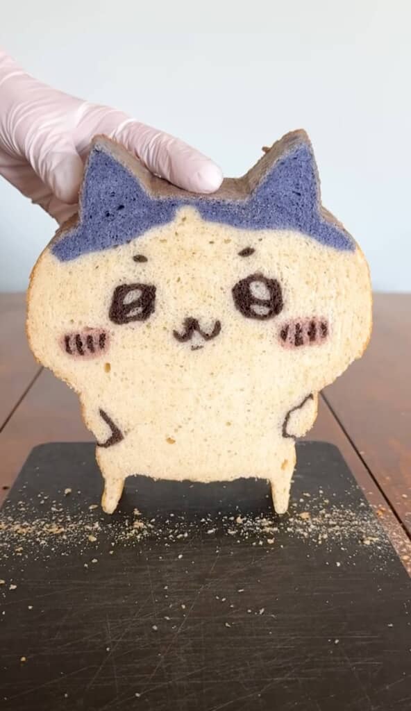 ハチワレを模して作られたパンの切れ目