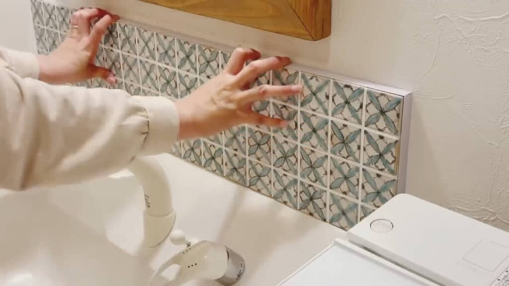 壁に打ったビスと板にキーホールビットで開けた溝を合わせて固定