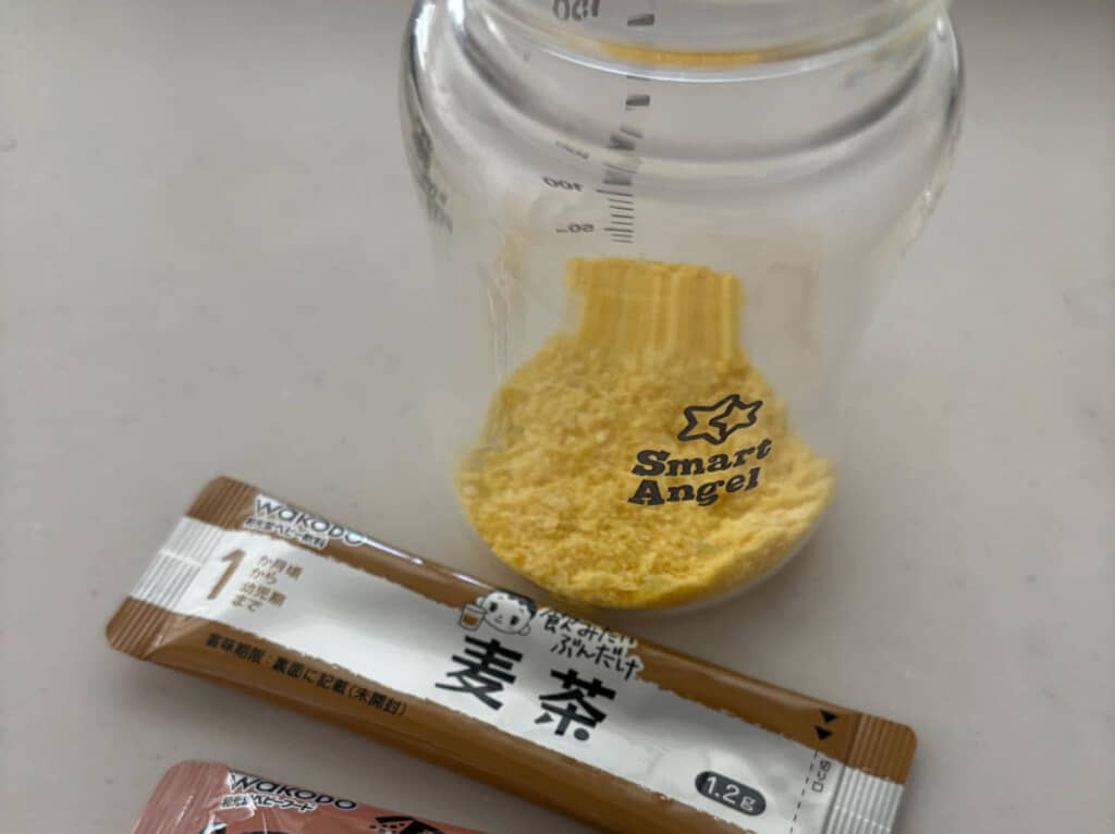 赤ちゃんに大好きな麦茶を……おや？　にしては色が明るいような？