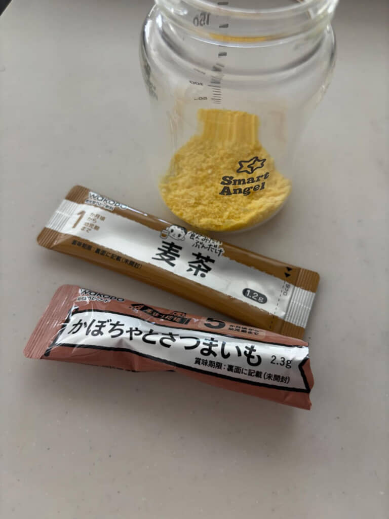麦茶のそばに、色味のよく似た離乳食。これは忙しいと間違える……！
