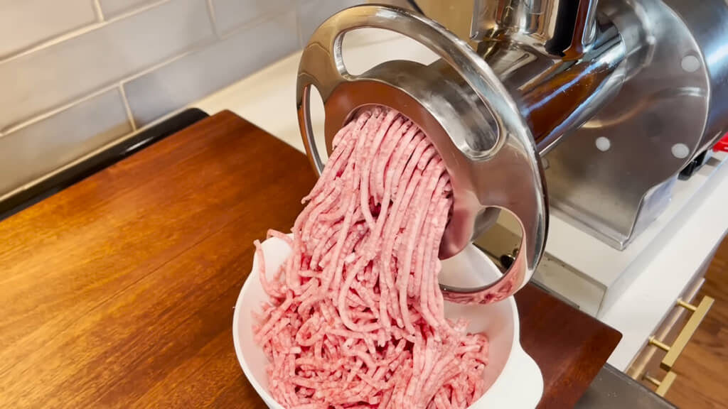 まずは肉をミンチにしていきます