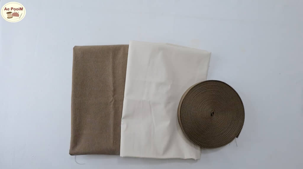 2種類の布とカバンテープ、ファスナーがあれば作れます