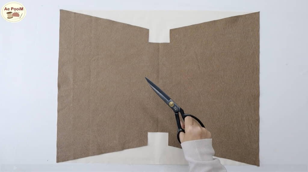 中央のへこんだ部分が底になります