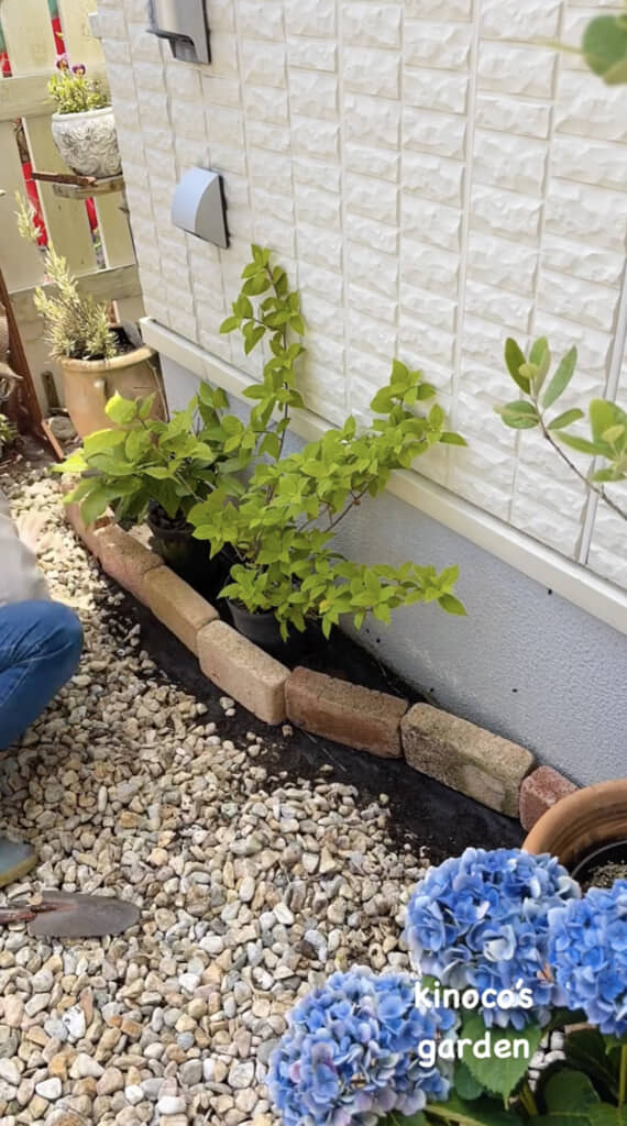 小さなレンガの壁で鉢植えを隠します