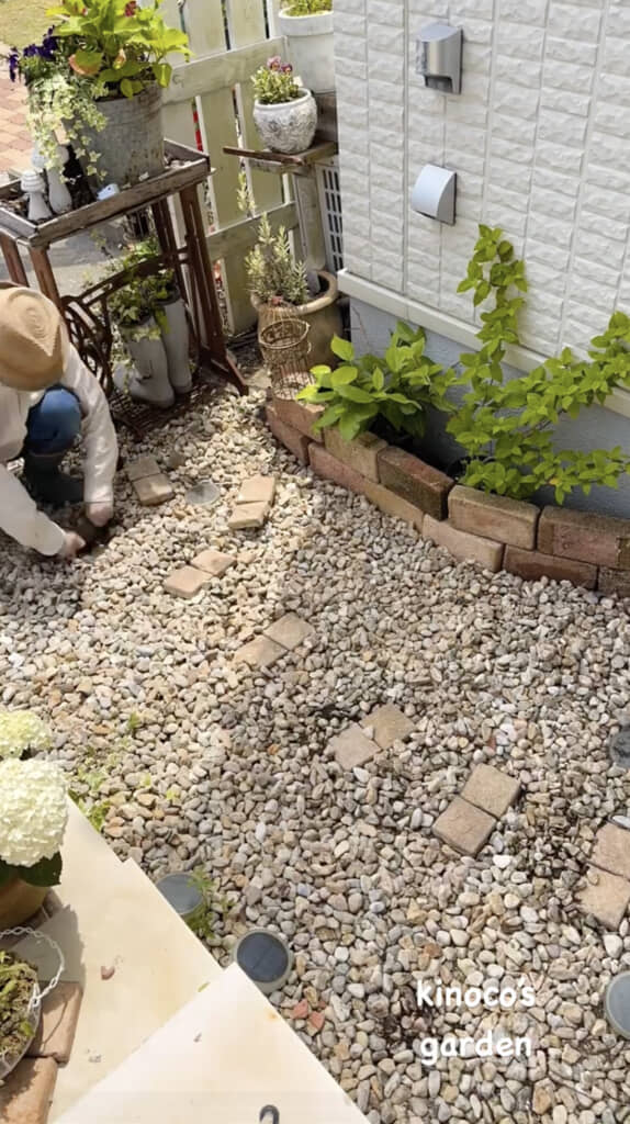 地面には飛び石風のブロックを