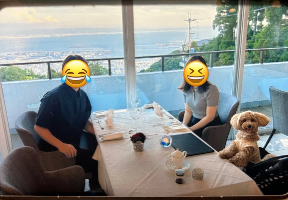 レストランの食事前の写真は……