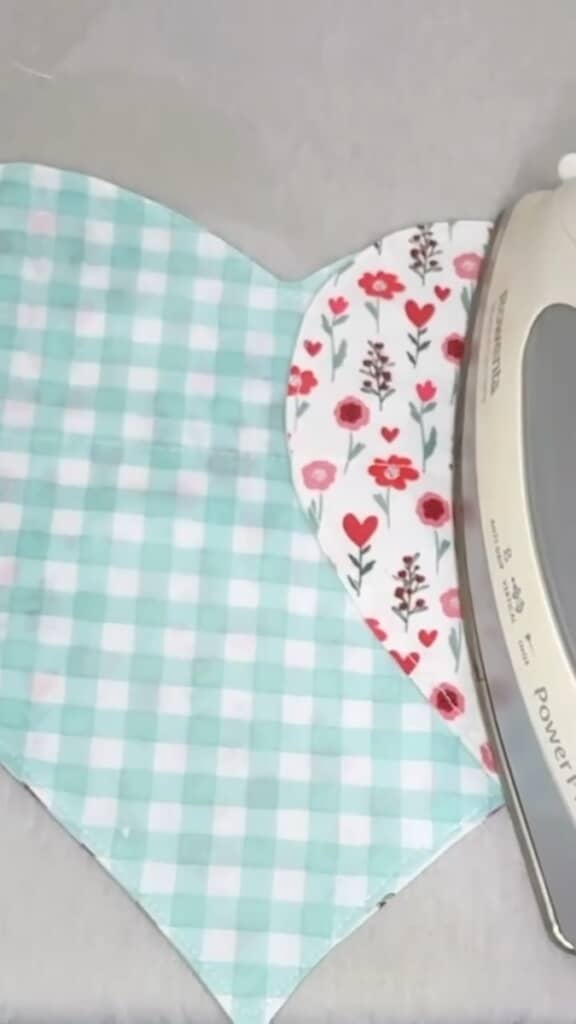 折りたたんでアイロンで形づけ