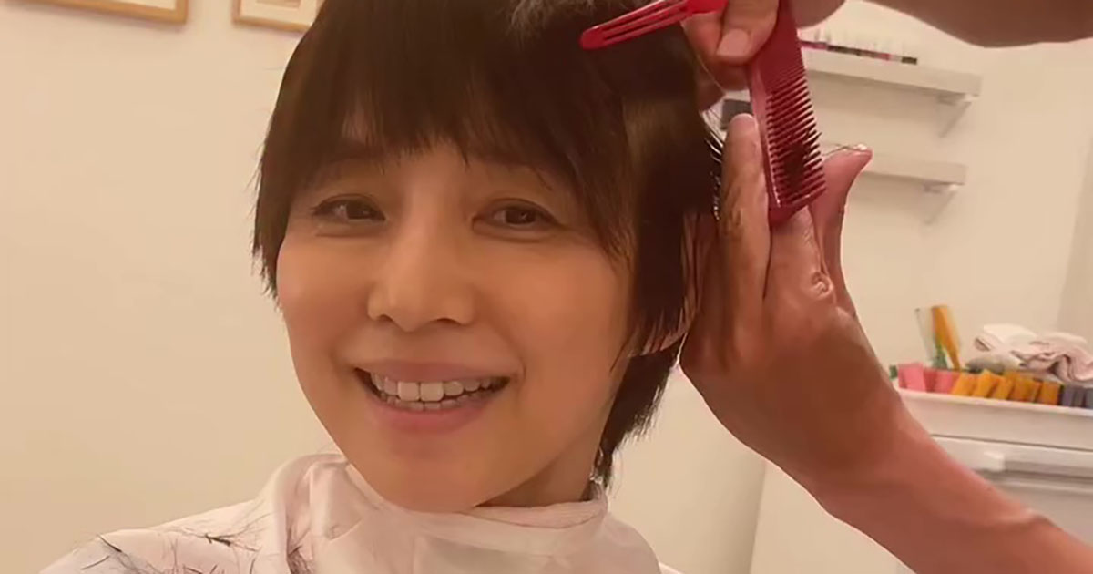 石田ゆり子「そこらの男子より短い」→大胆ショートヘア姿に14万いいね　「あ、恋しました」「いつも憧れ」（1/3） | エンタメ ねとらぼ