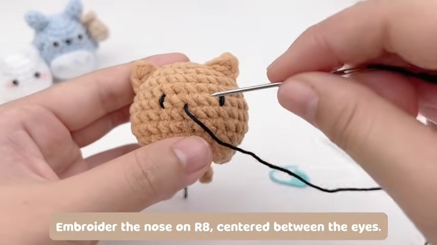 もちねこの顔を刺しゅうするところ