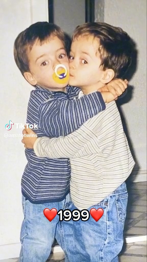 あどけない表情が愛らしい幼少期