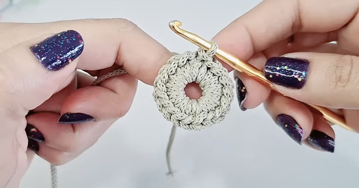 かぎ針で、1本の白い糸をひたすら編むと……　初心者でも作れる“おしゃれアイテム”が80万再生　「なんてきれいなの！」「作ってみます」【海外】（1/2） | ライフスタイル ねとらぼ