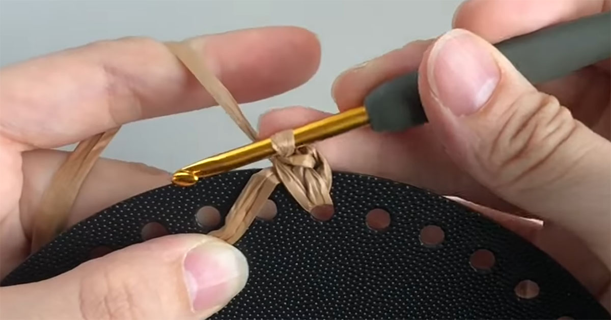 100均の毛糸が“松ぼっくり風バッグ”に大変身！　コロンとしたフォルムに「一目ぼれ」「初心者でもできた」 | ねとらぼ