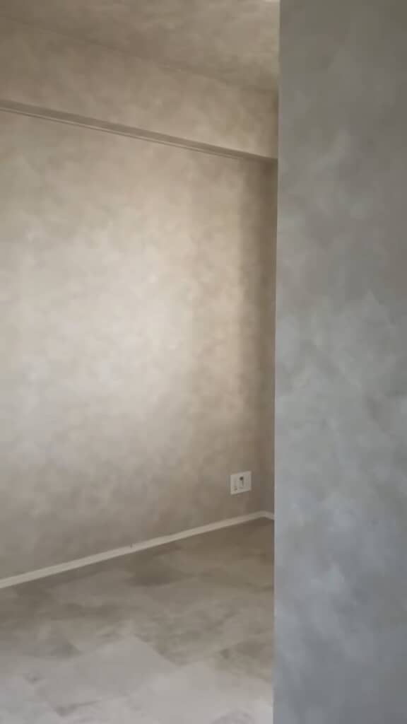 床材と壁紙を貼った後