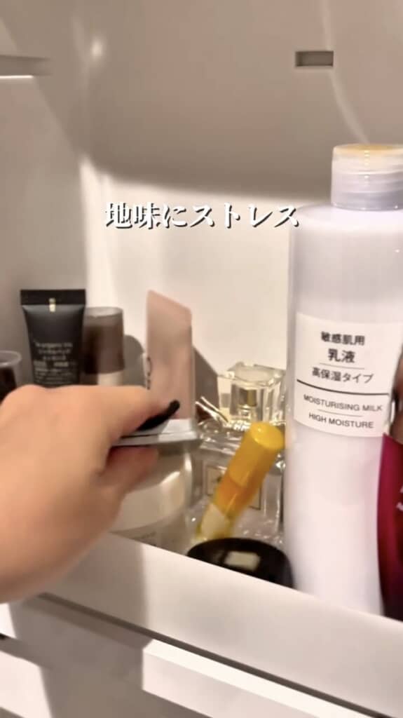 ごちゃつきがちな三面鏡裏の収納スペース（画像提供：haya／Instagram：haya_noieさん）