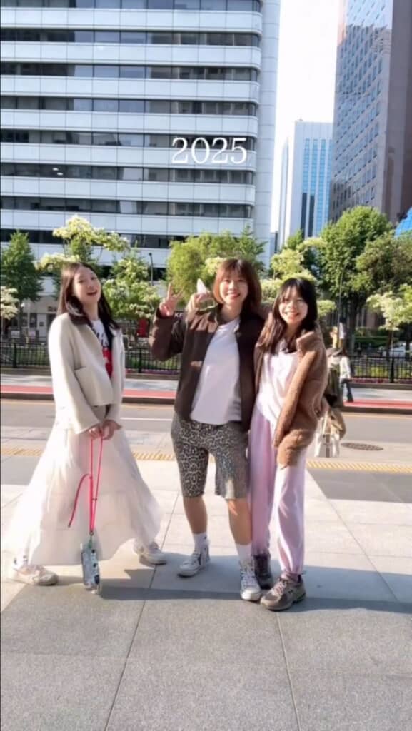 笑顔でカメラを向く3人