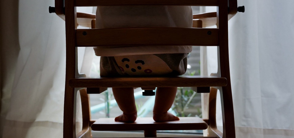 9カ月赤ちゃんの息子をふと見ると……「後から黒幕と分かるタイプ」 “デスゲームの主催者”にしか見えない姿が340万表示(1/3) | 育児 ねとらぼ