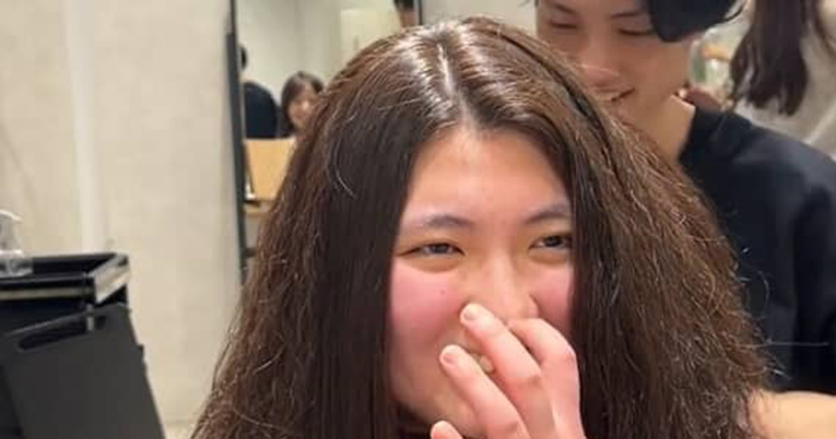 広がる癖毛をいじられた女性、両親に相談し美容室へ……　母も感動の大変身に「もらい泣きしちゃった」「美容師さんも嬉しいやろな」（1/2） | 美容 ねとらぼ