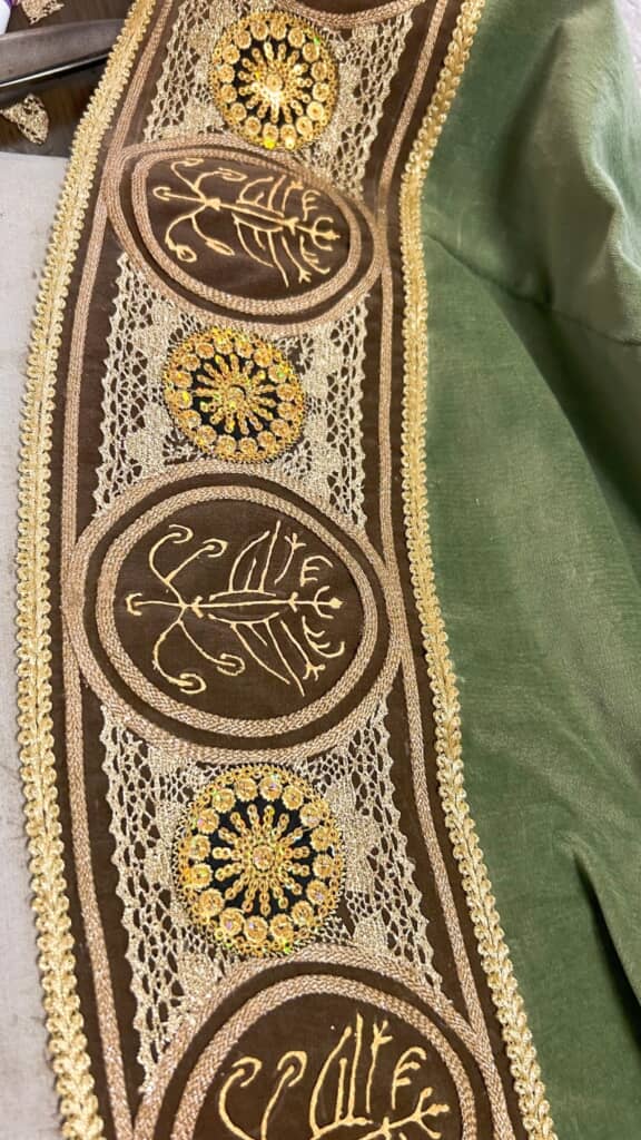 裾にも袖と同じ模様