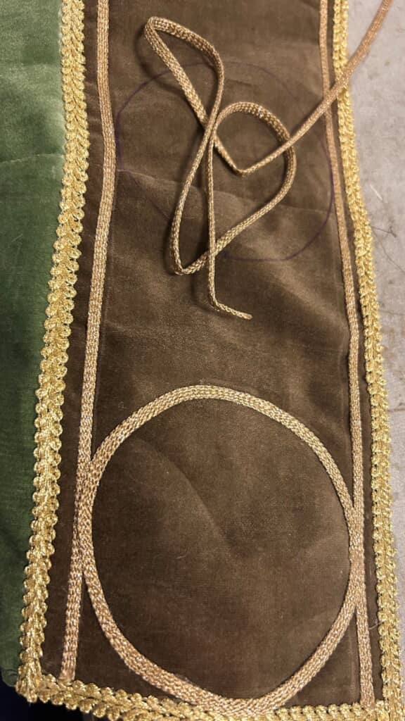 裾の模様を刺繍しています