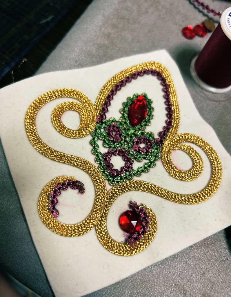 細かなビーズを貼り付けています