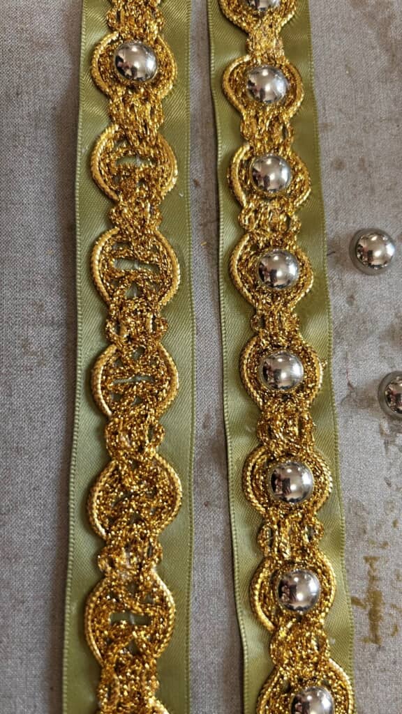 靴の装飾にもたくさんのビーズが