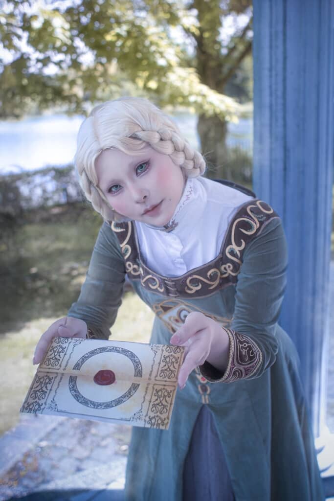 プレイヤーに招待状を渡している姿