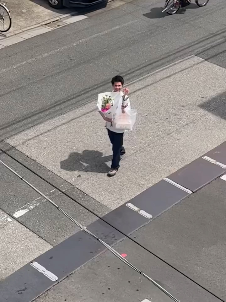 外を覗いてみると……