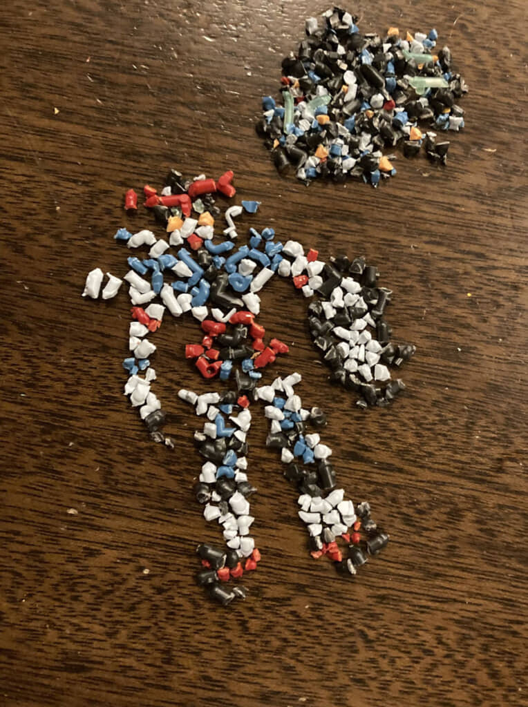 ジークアクスのランナーから作ったジークアクス。配色を再現する並べ方に感心させられる