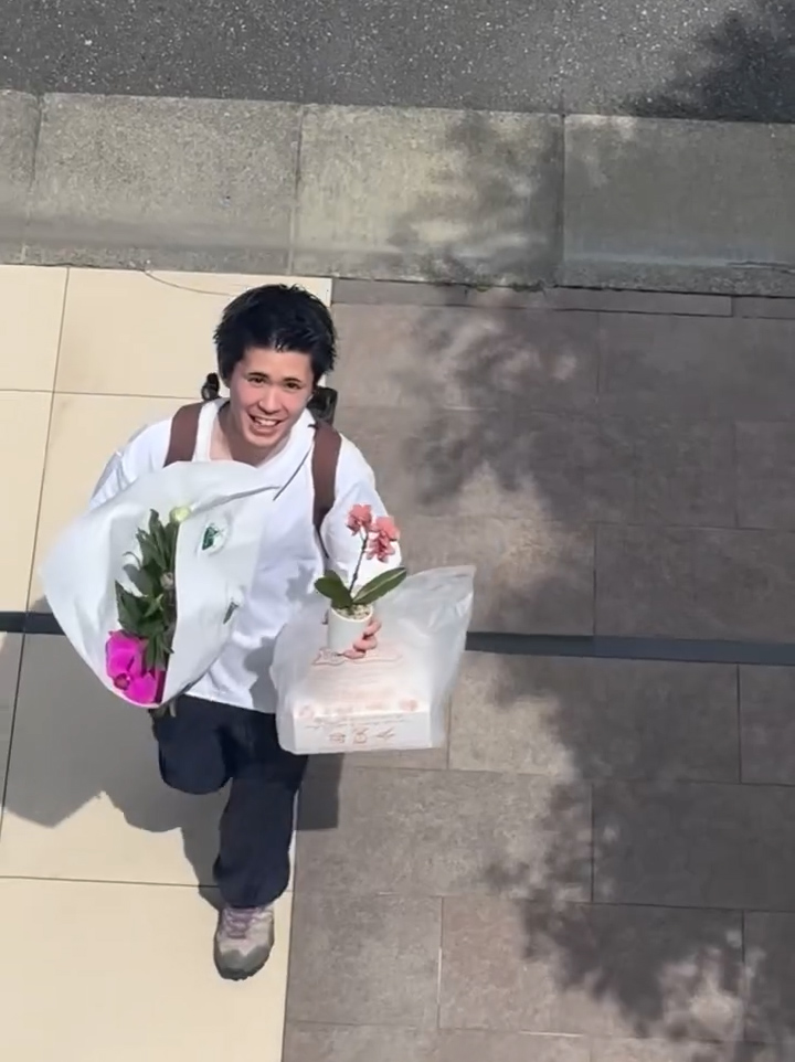 「見てー！　」と言ってそうな表情