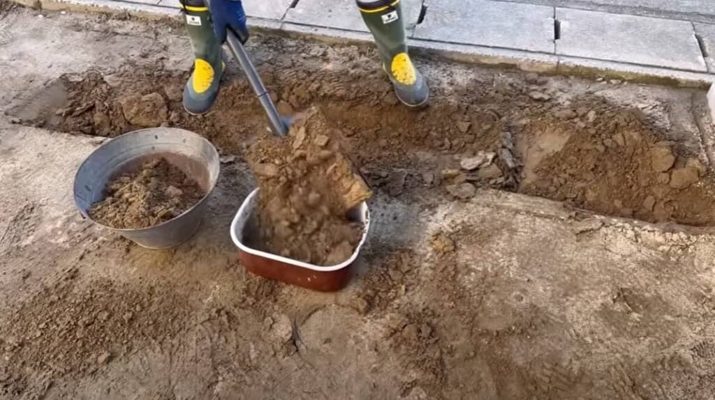 埋め込む範囲を決めて土を掘ります