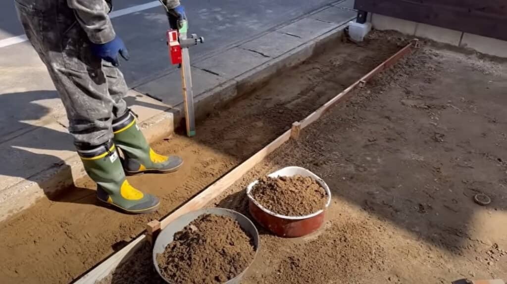 杭を打って枠を作ります