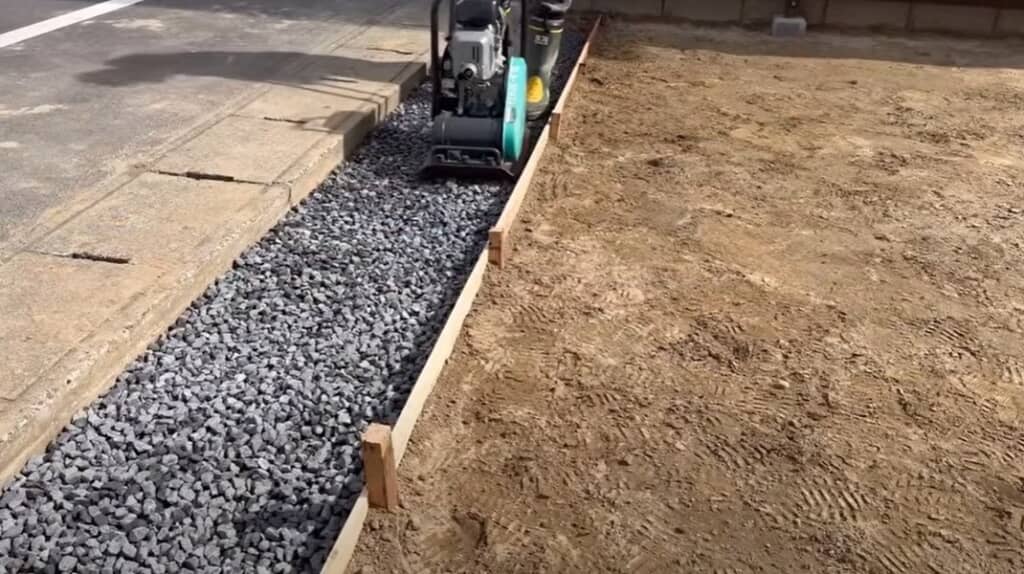 砕石を敷いて転圧機で固めます