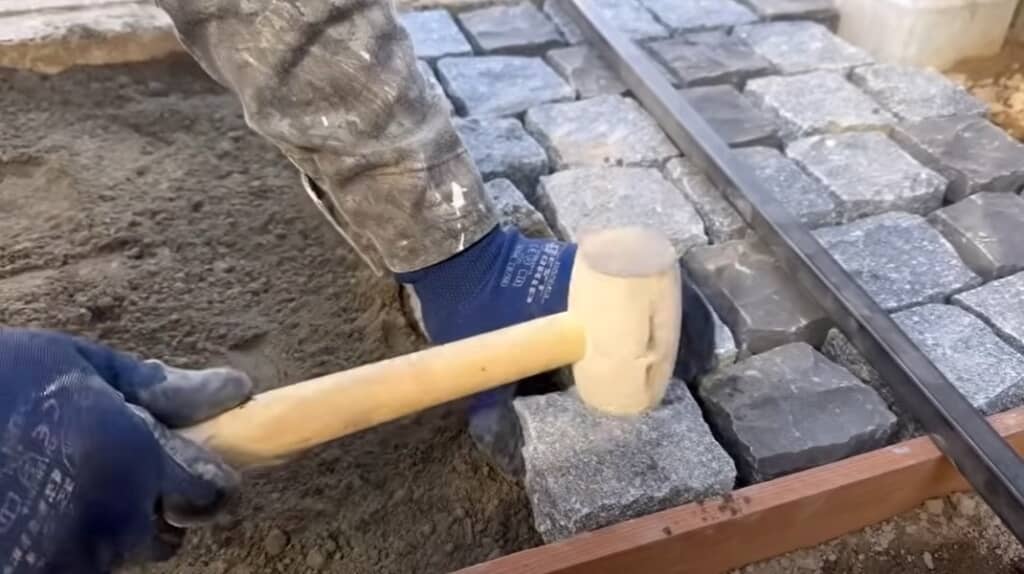 モルタルを敷いてピンコロ石を置いていきます
